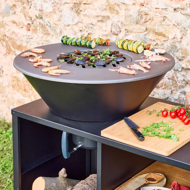Foyer Stromboli avec fonction gril, 80 cm de diamètre – noir, avec grille et espace de rangement. L 138 x P 82 x H 114 cm